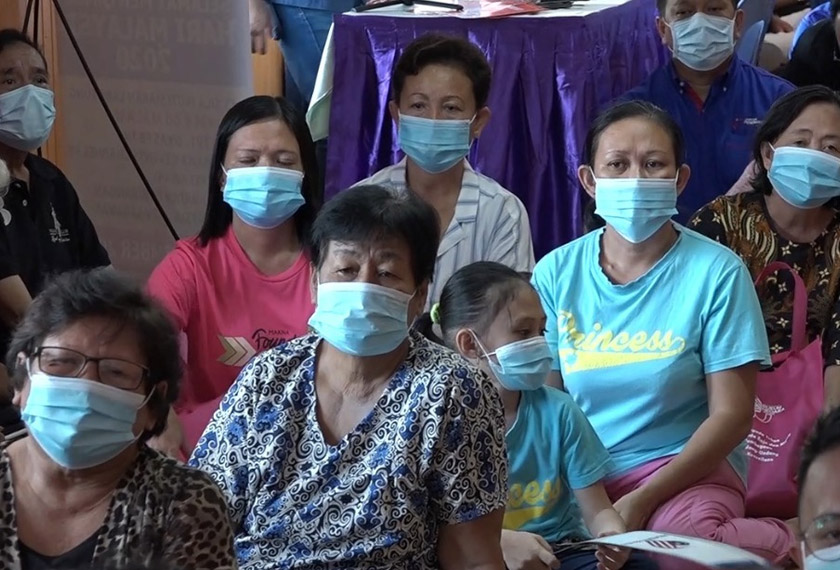 Penghuni Rumah Panjang Akat tekun mendengar taklimat mengenai COVID-19. - Foto Astro AWANI