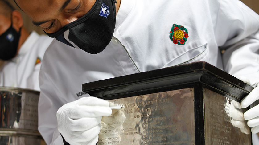 Muhamad Faiz antara yang terlibat dalam kerja-kerja konservasi kedua-dua buah piala itu.