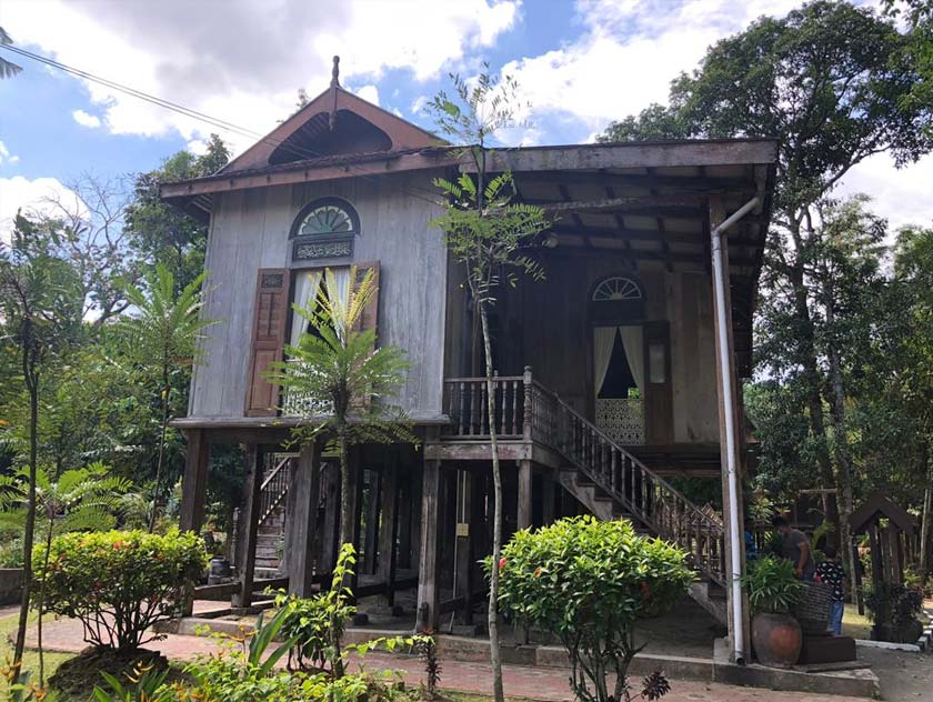 Rumah Tele pula merupakan rumah bangsawan Diraja mengetengahkan budaya adat dan budaya, demo pakaian tradisional dan mencanting batik. - Foto Astro AWANI/Fauzi Suhaimi