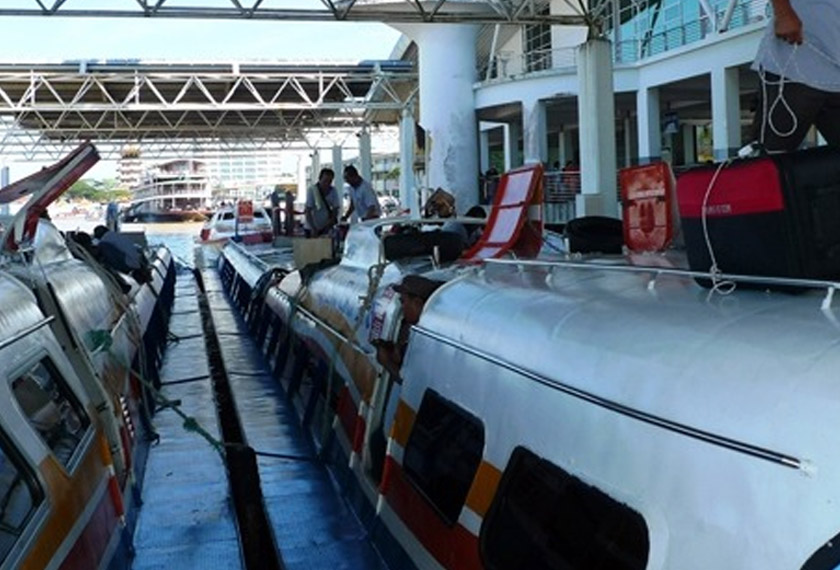 The Rejang Esplanade is an attractively landscaped waterfront promenade that stretches from the Express Boat Passenger Terminal to the Kingwood Hotel. - Sarawak Tourism pic
