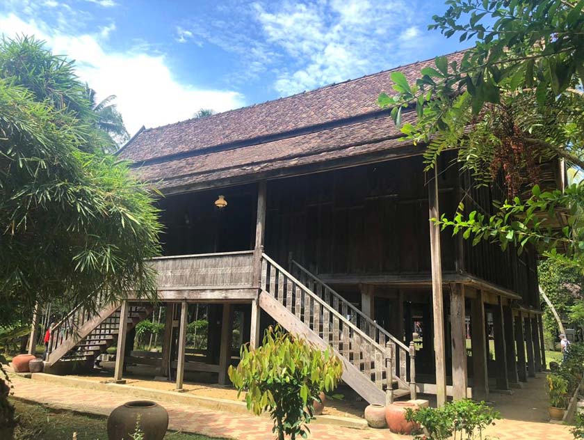 Perhentian kedua adalah Rumah Bujang berserambi Selasar akan mempamerkan pengalaman pembuatan seni ukiran, khat, kayu dan berzanji. - Foto Astro AWANI/Fauzi Suhaimi