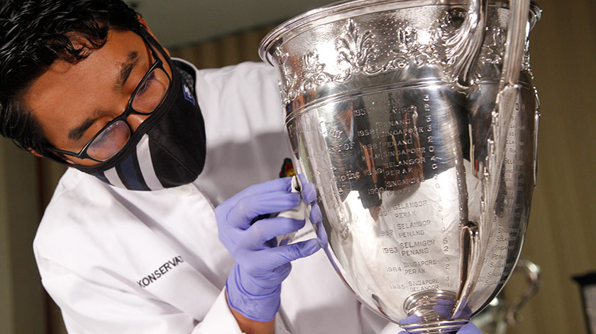 Teknik pemulihan atau konservasi perlu dilakukan bagi memanjangkan hayat artifak atau koleksi di JMM.