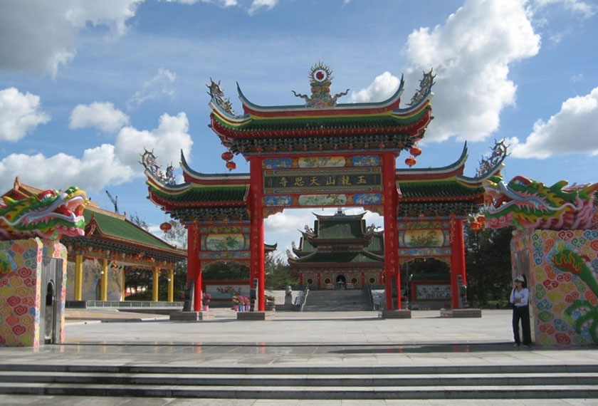 The Yu Lung San Tien En Si a.k.a Jade Dragon Temple at the Sibu-Bintulu Road is believed to be the largest temple complex not only in Malaysia but believed to be in South East Asia as well. -Sarawak Tourism pic