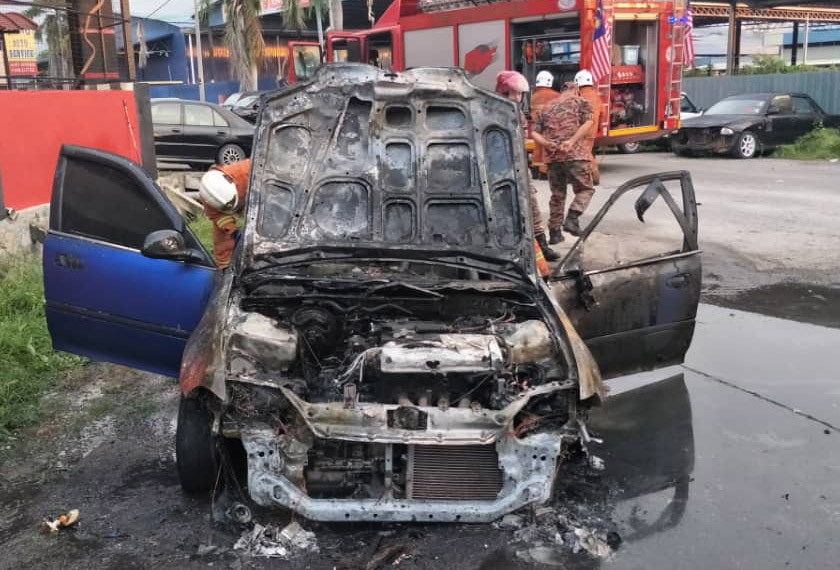 Mayat mangsa dihantar ke Hospital Alor Gajah untuk proses bedah siasat bagi mengenal pasti identiti. - Foto PDRM
