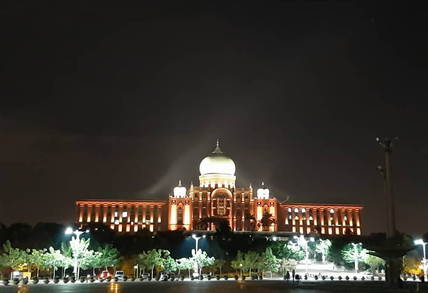 Pejabat Perdana Menteri (PMO) disinari cahaya LED jingga sebagai solidariti sempena sambutan Hari Keselamatan Pesakit Sedunia 2020