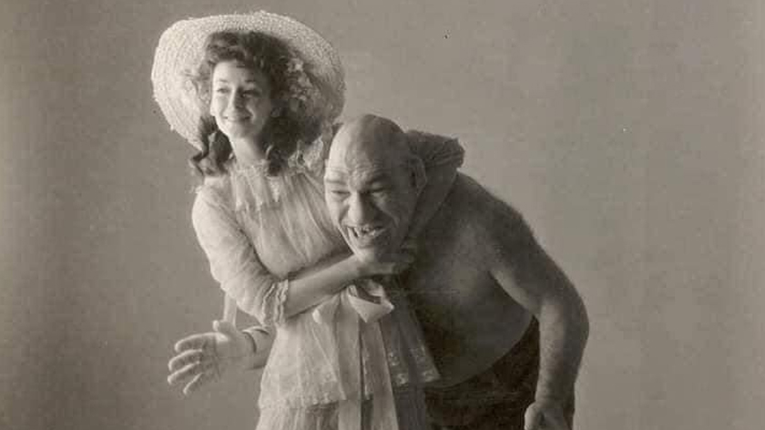 Gambar inilah yang kerap kali dikongksikan, khabarnya wanita jelita itu adalah isteri kepada Maurice. 