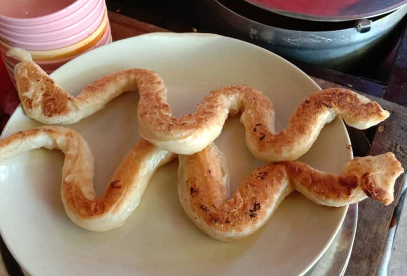 Rasa Roti Canai Ular sama sahaja dengan roti canai biasa, lemak dan gebu, tetapi bentuknya menyerupai ular sangat menakutkan. - Gambar Astro AWANI