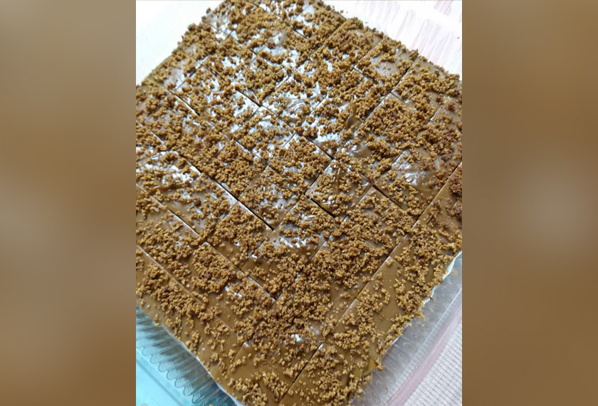 Kuih Koleh Kacang Tahi Minyak dari Kelantan ini sedap dinikmati di waktu minum petang. Namanya sahaja menggerunkan dan geli, tetapi rasanya memikat hati. - Gambar Astro AWANI