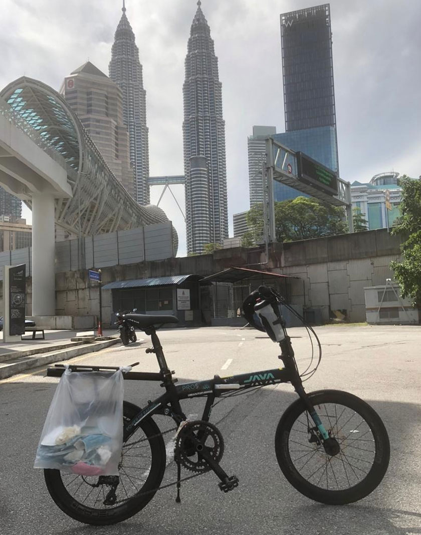 Inilah basikal digunakan untuk mengelilingi bandar sambil mengutip sampah yang dibuang merata-rata.