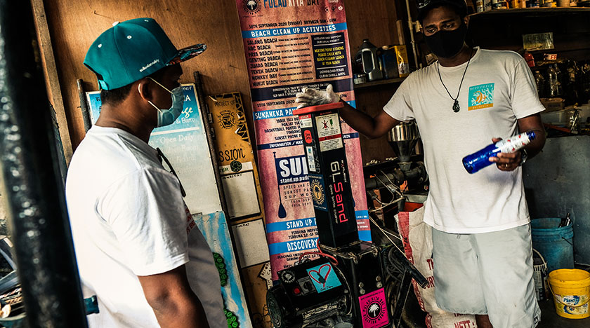 Mesin yang digunakan untuk menghancurkan botol-botol kaca yang dikutip di sekitar pantai.