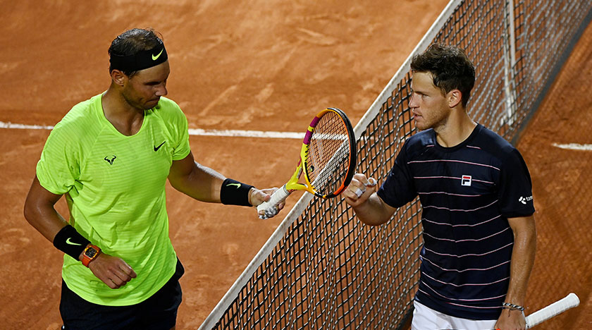 Diego Schwartzman dan Rafael Nadal selepas berakhirnya perlawanan mereka di Terbuka Itali, di Rom, 19 Sept, 2020. REUTERS