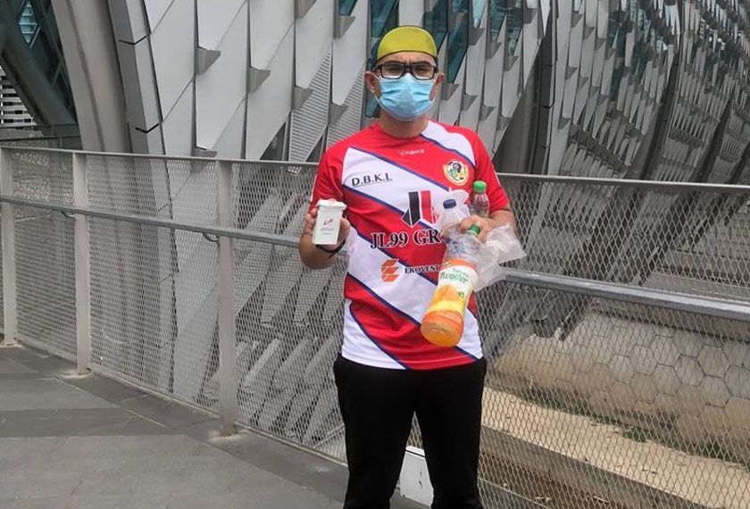 Rutinnya bermula seawal 7 ke 8 pagi, biasanya pada hujung minggu, kadangkala sebelum dia pergi bekerja.