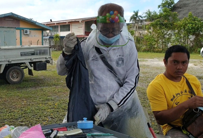 Ahamad Juki atau Anjang Mat tidak memerlukan modal besar untuk menjalankan perkhidmatan gunting rambutnya. -Gambar Astro AWANI