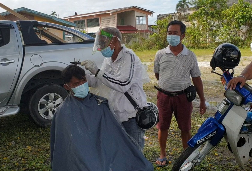 Garis panduan keselamatan tidak diabaikan oleh Anjang Mat ketika menggunting rambut pelanggannya. -Gambar Astro AWANI