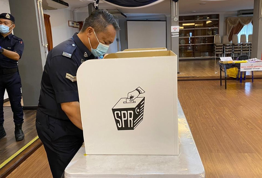 Koperal James Solumbi dari Jabatan Pengurusan IPK Sabah, Kepayan menunaikan tanggungjawab membuang undi di Mess Pegawai Kanan, IPK Sabah, Kota Kinabalu, hari ini. - Astro AWANI/ASSIM HASSAN