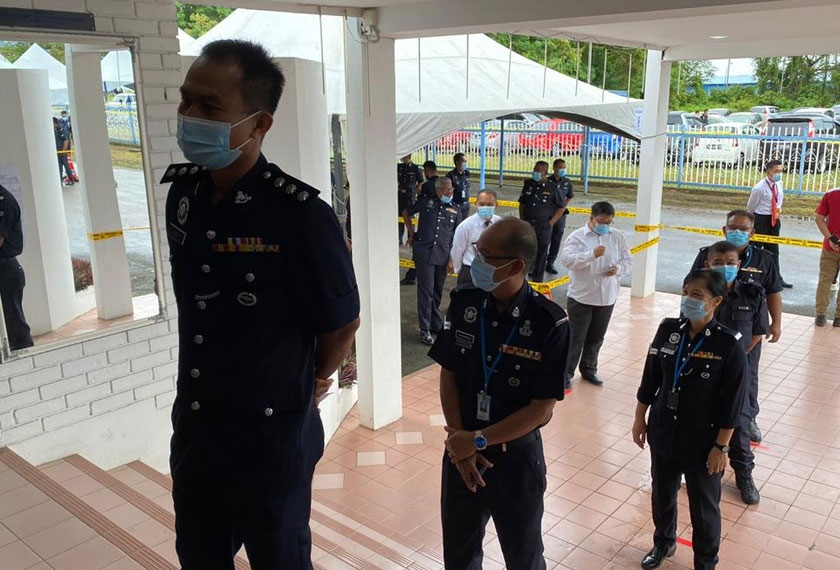 Undi awal PRN Sabah berlangsung di Mess Pegawai Kanan, IPK Sabah, Kota Kinabalu, hari ini. - Astro AWANI/ASSIM HASSAN