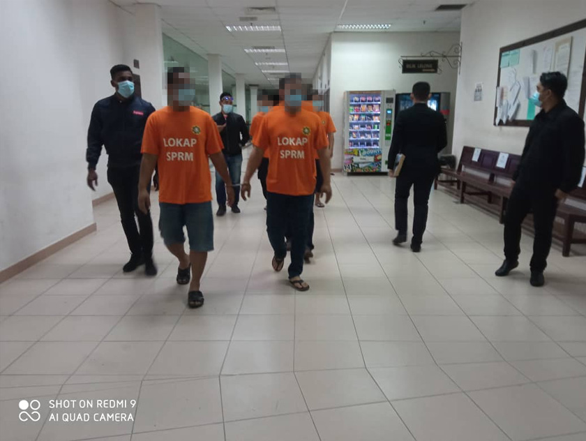 Lima lelaki berkenaan meminta RM1,000 supaya tidak mengambil tindakan undang-undang.