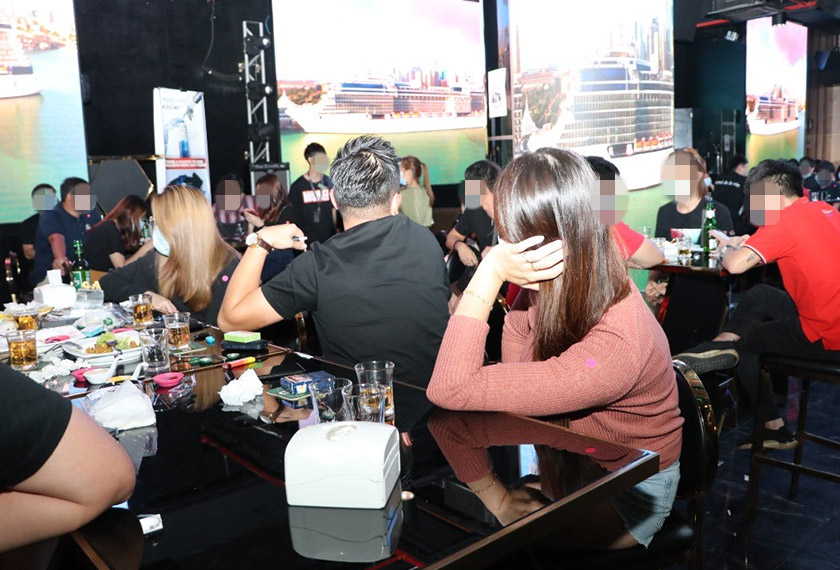   Pengunjung pusat hiburan di Taman Mount Austin, Johor Bahru yang ditahan polis.