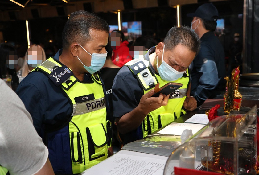 Ayob Khan Mydin Pitchay bersama pegawai dan anggotanya ketika mengadakan serbuah di sebuah pusat hiburan di Taman Mount Austin, Johor Bahru.