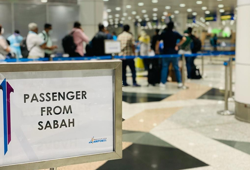 Mereka perlu beratur panjang dan terus menunggu sebelum menjalani saringan COVID-19. - Foto Pembaca Astro AWANI