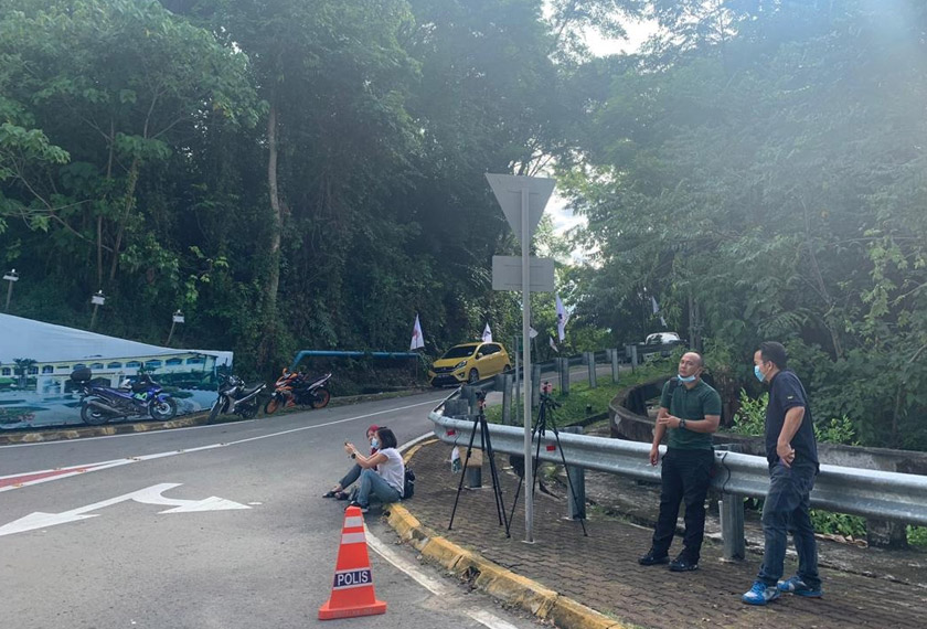 Pengamal media dan pihak polis dilihat berada di kawasan pekarangan Istana Negeri. Foto Astro AWANI
