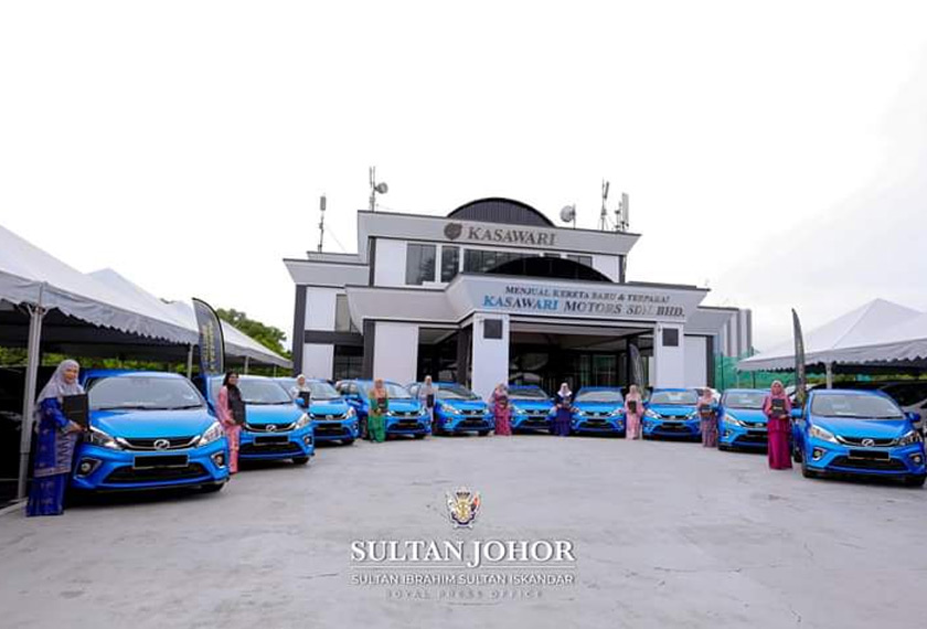 Kenderaan berkenaan disampaikan kepada mereka dalam satu majlis di Johor Bahru hari ini. - Foto Facebook/RPO