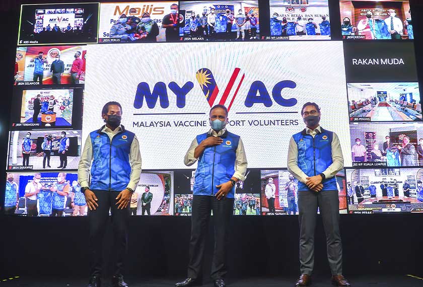 Reezal Merican bersama Khairy (kiri) dan Timbalan Menteri Belia dan Sukan Wan Ahmad Fayhsal Wan Ahmad Kamal (kanan) semasa Majlis Penyerahan Penugasan Sukarelawan Khidmat Sokongan Malaysia Vaccine Support Volunteers di KBS, Putrajaya, 31 Mac, 2021. --fotoBERNAMA