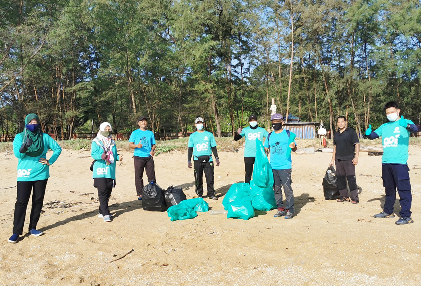 Sukarelawan GPI memungut pelbagai jenis sampah sarap seperti botol plastik dan bekas makanan yang terdapat di sekitar Pantai Pandak. - Facebook Geng Plastik Ija