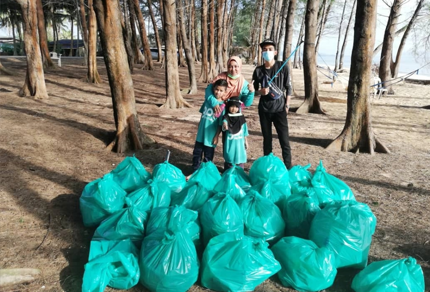 Sukarelawan GPI memungut pelbagai jenis sampah sarap seperti botol plastik dan bekas makanan yang terdapat di sekitar Pantai Pandak. - Facebook Geng Plastik Ija