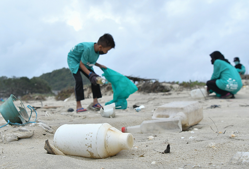  Sukarelawan GPI memungut pelbagai jenis sampah sarap seperti botol ketika ditemui di Pantai Pandak. --fotoBERNAMA