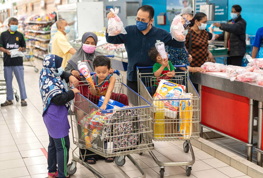 Steven Sim membawa keluarga membeli barangan keperluan menjelang Ramadan. - Foto Facebook Steven Sim