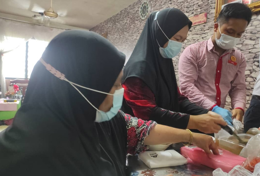 Bila tiba harinya, beginilah rutin Afig, siang membantu ibu dan bekerja sambilan, malam pula mengulang kaji pelajaran.