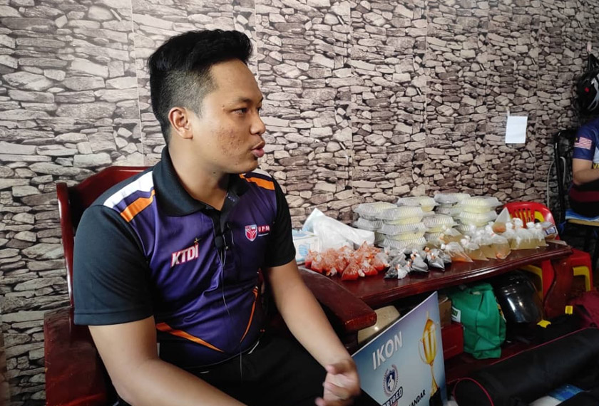 Umurnya masih muda namun sudah memikirkan dan melaksanakan tanggungjawab untuk keluarganya. 