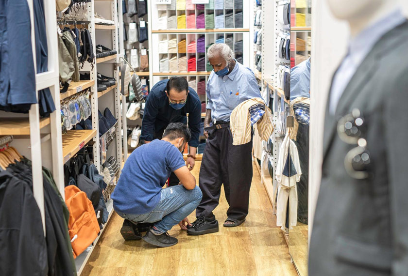 Steven dilihat membawa Uncle Kanda membeli baju baharu. - Foto Facebook/StevenSimCK