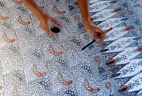 Berjaya Corporation Bhd umum batik sebagai pakaian rasmi bagi promosi ...