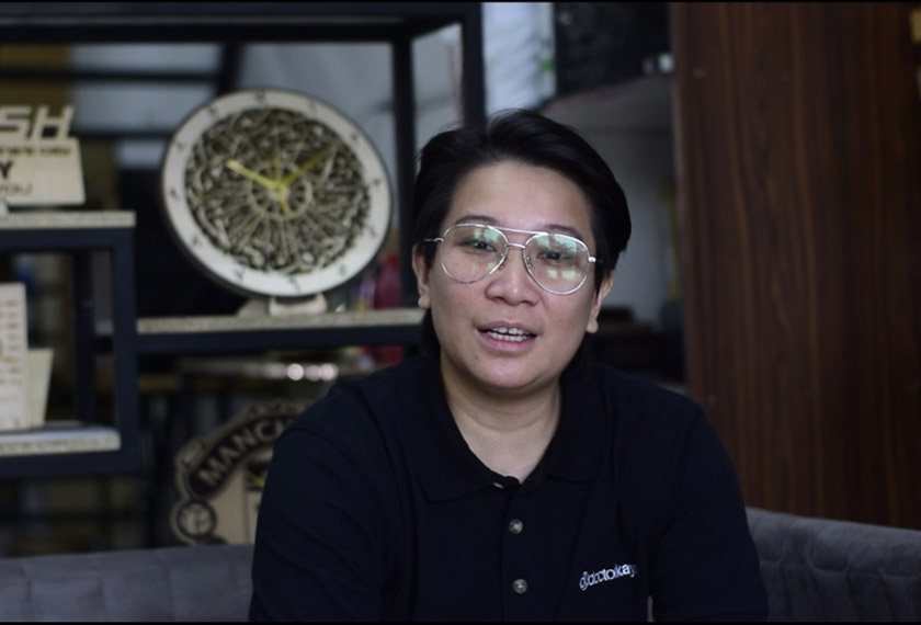 Siapa sangka bermula hanya sekadar hobi dan melakukannya untuk kepuasan diri sendiri, kini minatnya terhadap kerja-kerja pertukangan bertukar menjadi sumber pendapatan tetap.  Pengasas Doktor Kayu Network, Nur Liyana Azim berkata minatnya terhadap pertukangan kayu bermula sejak kecil dan sering melakukan kerja-kerja tersebut bersama ayahnya.  “Boleh dikatakan yang ayah saya banyak mempengaruhi minat ini.  