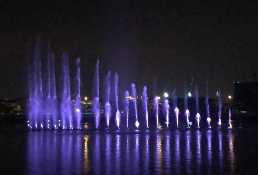 'Tarian' air pancut ini diiringi pelbagai genre muzik tanah air serta antarabangsa. - Astro AWANI