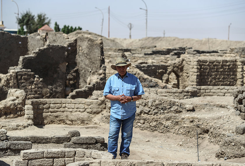 Zahi Hawass bercakap kepada media di bandar hilang yang ditemui di selatan Luxor, 10 Apr, 2021. (Foto AP)