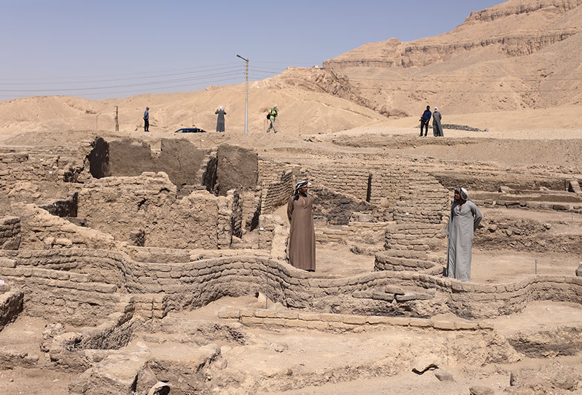 Orang ramai mengunjungi bandar hilang yang ditemui di selatan Luxor, Mesir, 10 Apr, 2021. (Foto AP)