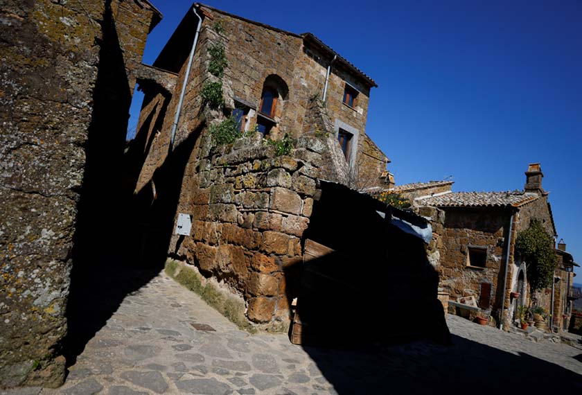 Kediaman yang separa runtuh di Civita. - REUTERS / Guglielmo Mangiapane