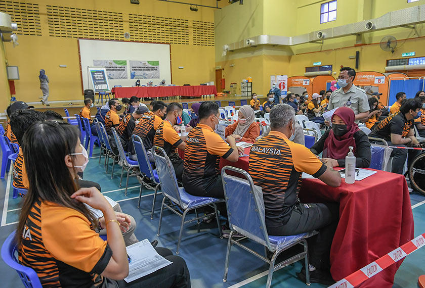 Suasana di dalam Dewan Sukan DBKL ketika para atlet menunggu giliran untuk menerima suntikan vaksin COVID-19 jenis Pfizer-BioNTech pada Program Imunisasi COVID-19 KBS di Kompleks Sukan DBKL, Kuala Lumpur, 13 Apr, 2021. --fotoBERNAMA