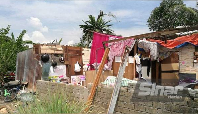 Keadaan rumah Shahrul Hisham yang tercabut bumbung dan dinding dalam kejadian ribut yang berlaku pada petang Rabu. - Foto Sinar Harian