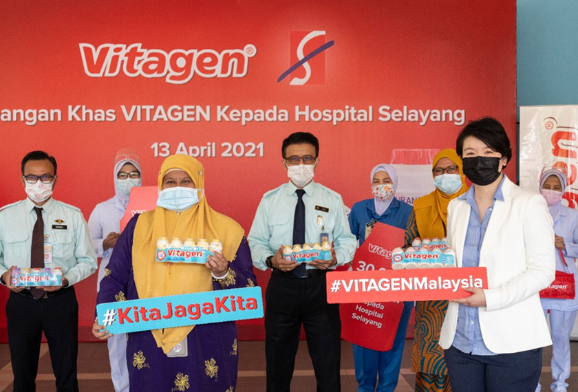 Ketua Pemasaran VITAGEN, Yap Jay Queen (baris depan, kanan) bersama Timbalan Pengarah Hospital Selayang, Dr. Tengku Intan Norleen Tengku Sharif (baris depan, kiri) dan para petugas kesihatan di Majlis PenyampaianTanggungjawab Sosial Korporat VITAGEN “Kita Lebih Kuat Bila Kita Sihat Bersama”. - Foto VITAGEN