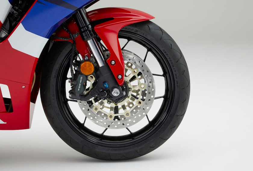 Rim 17 inci, ABS, suspensi Showa depan dan belakang.