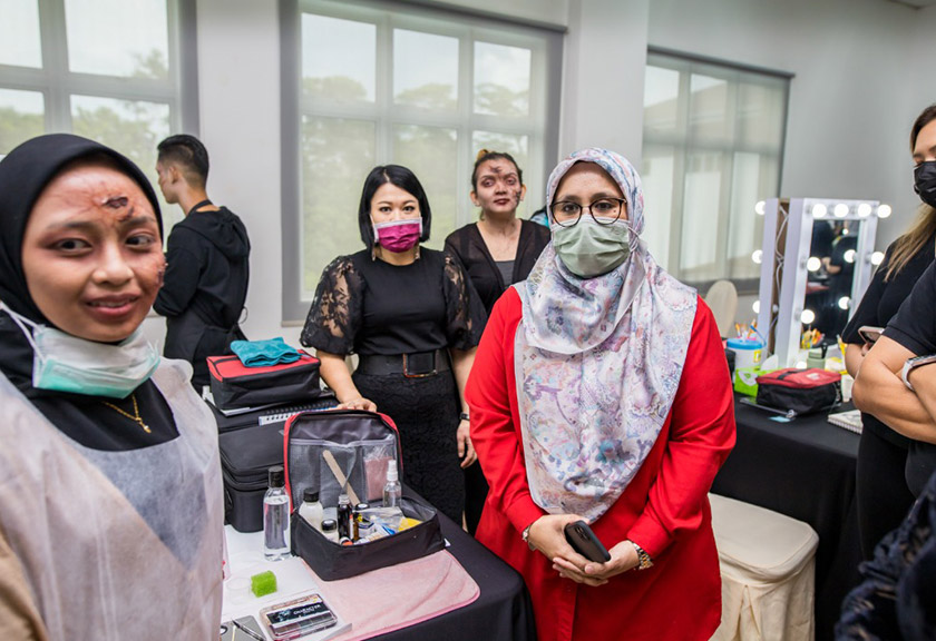 Timbalan Menteri Pembangunan Usahawan dan Koperasi Datuk Wira Mas Ermieyati Samsudin bersama peserta program.