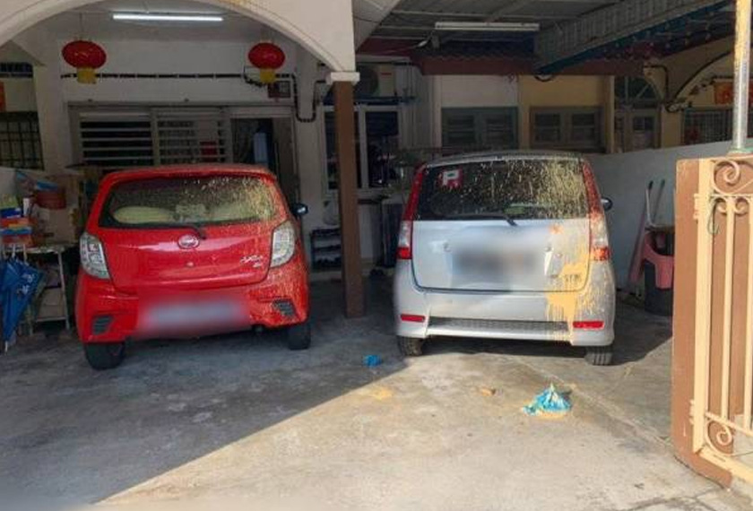 Dua kenderaan milik mangsa terkena simbahan cat yang dibaling suspek. - Foto Sinar Harian