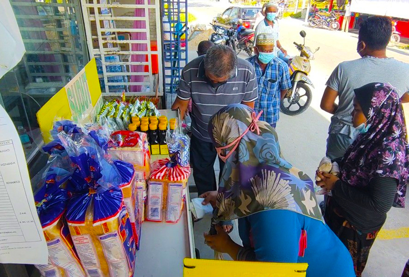 Barangan keperluan harian disediakan untuk golongan kurang kemampuan menerusi program 'Makanan Jariah'.
