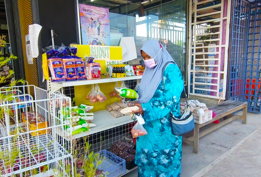 Barangan keperluan harian disediakan untuk golongan kurang kemampuan menerusi program 'Makanan Jariah'. - Astro AWANI