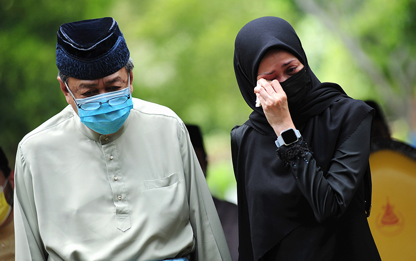 Sultan Selangor Sultan Sharafuddin Idris Shah (kiri) dan Tengku Permaisuri Selangor Tengku Permaisuri Norashikin berkenan memberi penghormatan terakhir kepada jenazah ayahanda Tengku Permaisuri Selangor, Abdul Rahman Baba ketika proses pengkebumian di Makam Diraja Shah Alam hari ini. - Foto BERNAMA