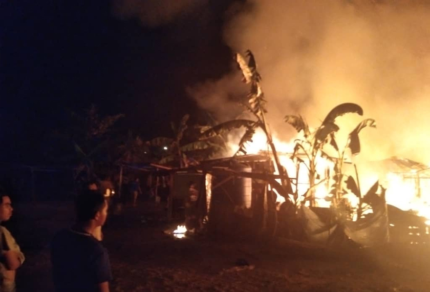20 rumah di Kampung Dumpil hangus dijilat api. - Astro AWANI